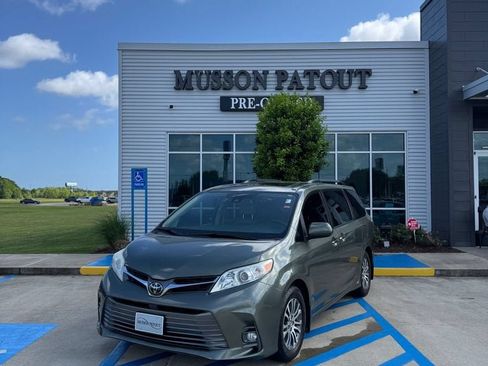 Used 2020 Toyota Sienna XLE w/ XLE Navigation Package FWD image 1