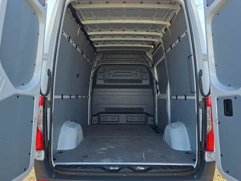 Used 2025 Mercedes-Benz Sprinter 2500 image 19
