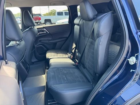 Used 2024 Mitsubishi Outlander SE image 12