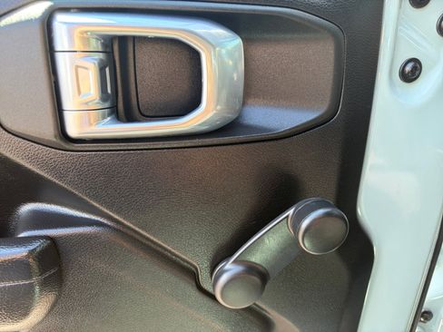 Used 2023 Jeep Gladiator Sport AWD/4WD image 14