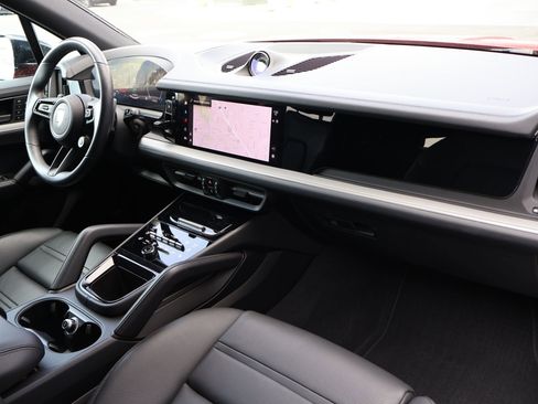 Certified 2025 Porsche Cayenne E-Hybrid AWD/4WD image 28