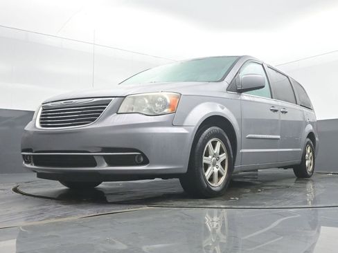 Used 2013 Chrysler Town & Country Touring image 41