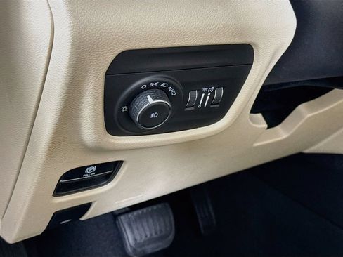 Used 2023 Jeep Grand Cherokee L Limited w/ Luxury Tech Group II AWD/4WD image 21