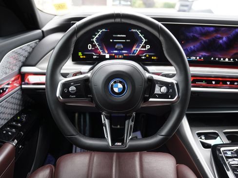 Used 2023 BMW i7 xDrive60 w/ Parking Assistance Package AWD/4WD image 17