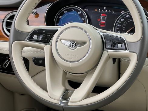 Used 2018 Bentley Bentayga AWD/4WD image 25