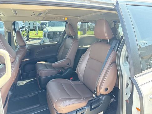 Used 2020 Toyota Sienna Limited Premium w/ Carpet Mat Package FWD image 14