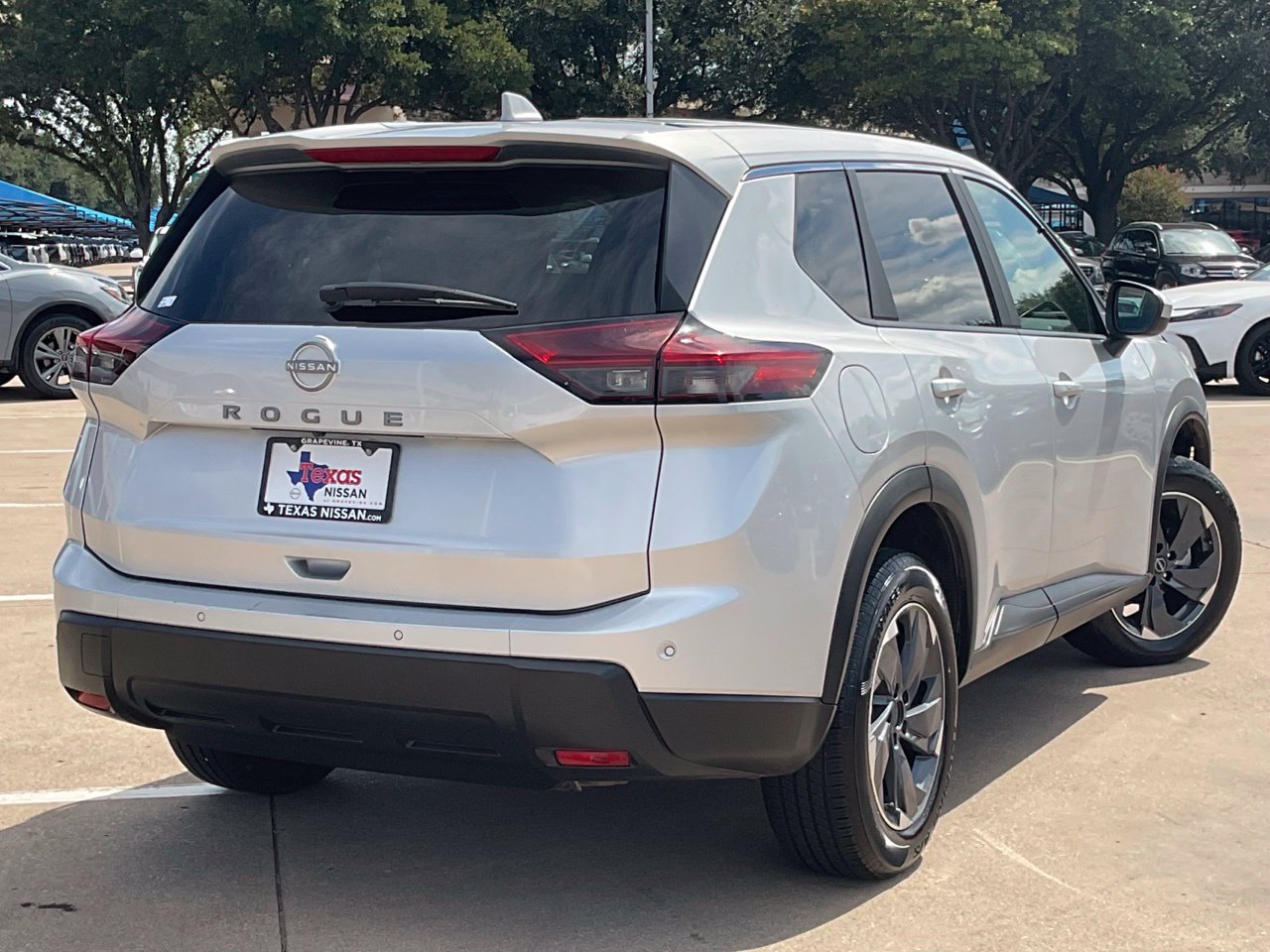 Used 2025 Nissan Rogue SV FWD image 4