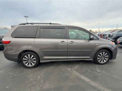 Used 2020 Toyota Sienna XLE Premium image 9