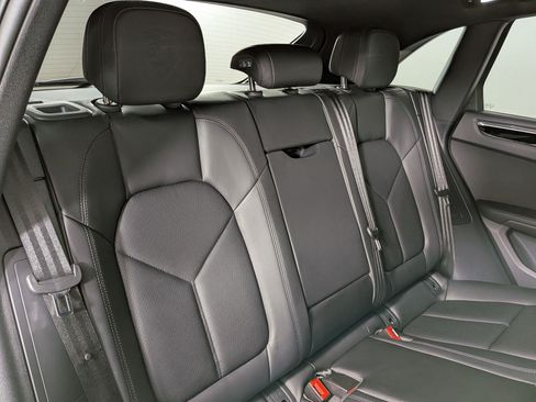 Certified 2025 Porsche Macan AWD/4WD image 22