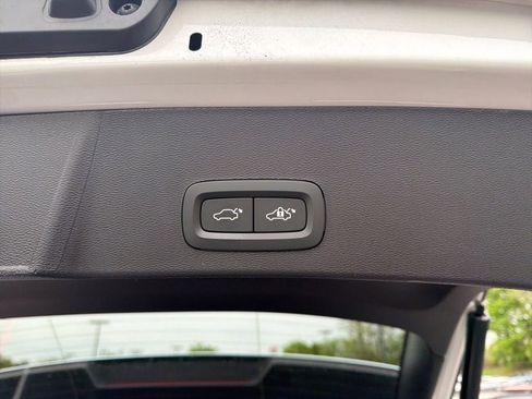 Used 2023 Volvo XC40 B5 Plus AWD/4WD image 9