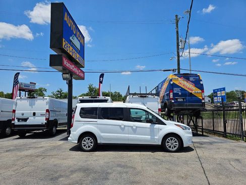 Used 2019 Ford Transit Connect XLT image 3