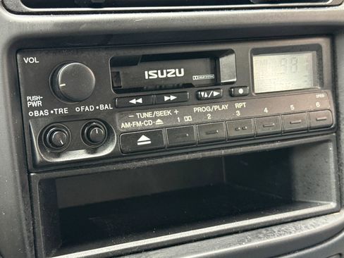 Used 1998 Isuzu Oasis S FWD image 18