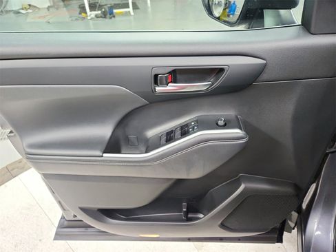 Used 2022 Toyota Highlander XLE image 30