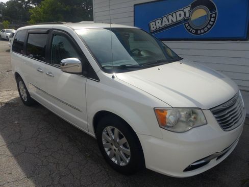 Used 2012 Chrysler Town & Country Touring-L w/ Driver Convenience Group FWD image 4