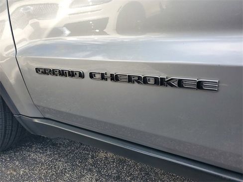 Used 2018 Jeep Grand Cherokee Laredo image 7