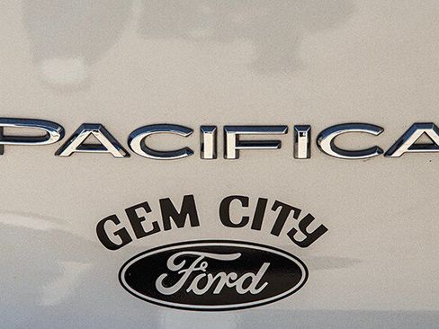 Used 2024 Chrysler Pacifica Touring-L FWD image 19