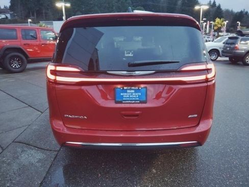 Used 2025 Chrysler Pacifica Select image 10