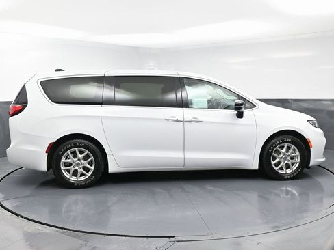 Used 2024 Chrysler Pacifica Touring-L image 8