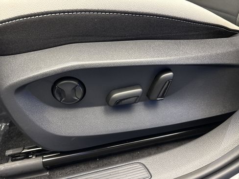 New 2026 Volkswagen Taos SE image 13