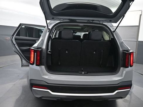 Used 2025 Kia Sorento S w/ Panoramic Sunroof Package FWD image 8