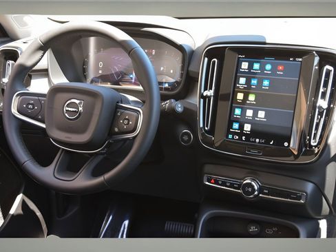 Certified 2025 Volvo XC40 B5 Plus w/ Protection Package Premier image 14