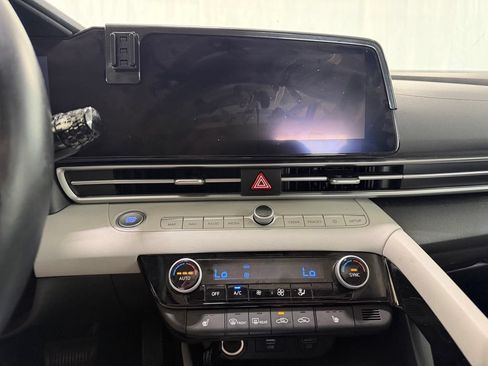 Used 2023 Hyundai Elantra Limited FWD image 17