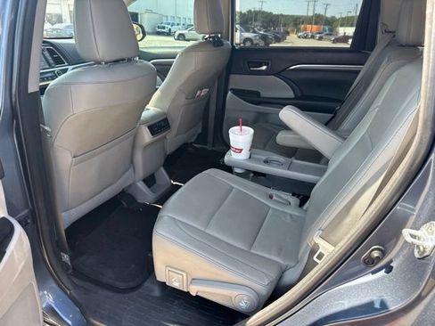 Used 2018 Toyota Highlander Limited FWD image 9