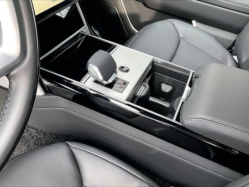 New 2026 Land Rover Range Rover Long Wheelbase SE image 8