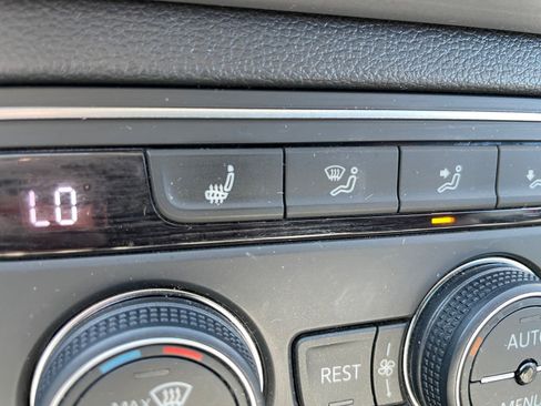 Used 2021 Volkswagen Atlas SE image 16