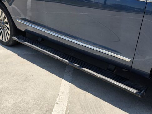 Used 2018 Lincoln Navigator Reserve w/ Technology Package AWD/4WD image 9