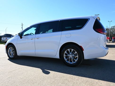 New 2026 Chrysler Pacifica Select AWD/4WD image 2