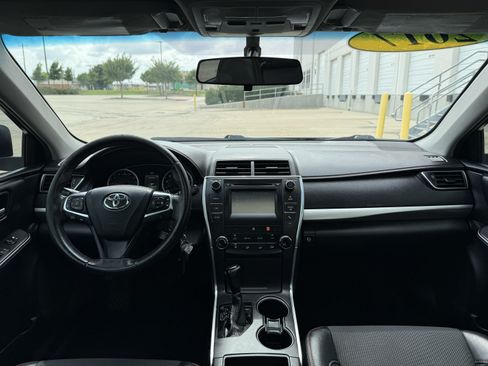Used 2017 Toyota Camry SE w/ Moonroof Package FWD image 11