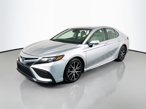 Used 2024 Toyota Camry SE image 3
