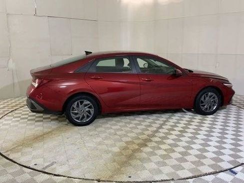 Used 2024 Hyundai Elantra SEL FWD image 3