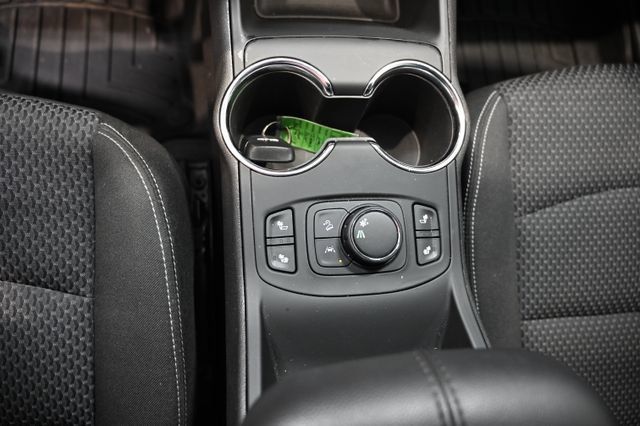 Used 2024 GMC Terrain SLE w/ Driver Convenience Package FWD image 17