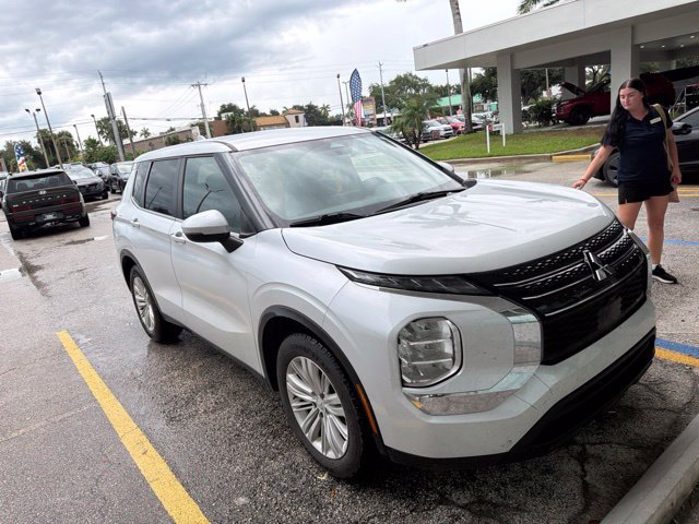 Used 2024 Mitsubishi Outlander ES FWD image 3