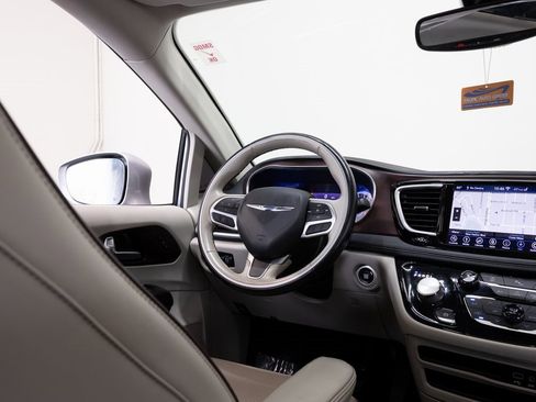Used 2020 Chrysler Pacifica Limited image 28