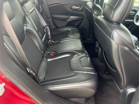 Used 2019 Jeep Cherokee Latitude Plus AWD/4WD image 23