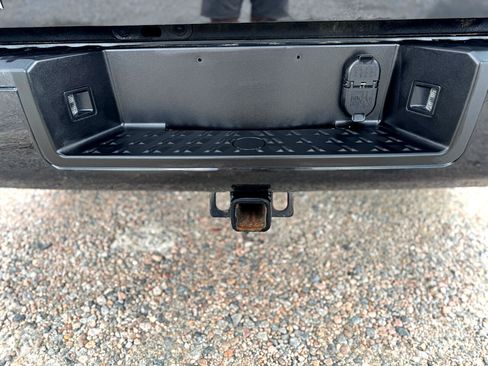 Used 2018 Nissan Titan SV w/ SV Convenience Package image 16