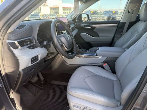 Certified 2025 Toyota Highlander Limited FWD image 26