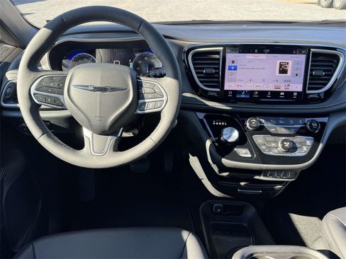 Used 2025 Chrysler Pacifica Select image 16