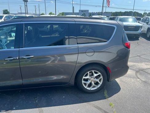 Used 2017 Chrysler Pacifica Touring Plus w/ Tire & Wheel Group FWD image 7