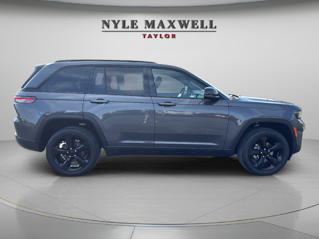 Used 2023 Jeep Grand Cherokee Altitude AWD/4WD image 13