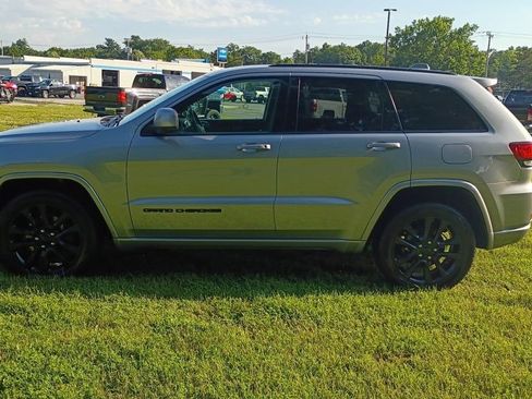 Used 2021 Jeep Grand Cherokee Laredo X AWD/4WD image 4