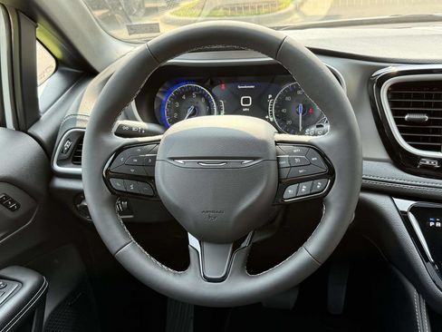 New 2027 Chrysler Pacifica Limited w/ Family Tech Group AWD/4WD image 20