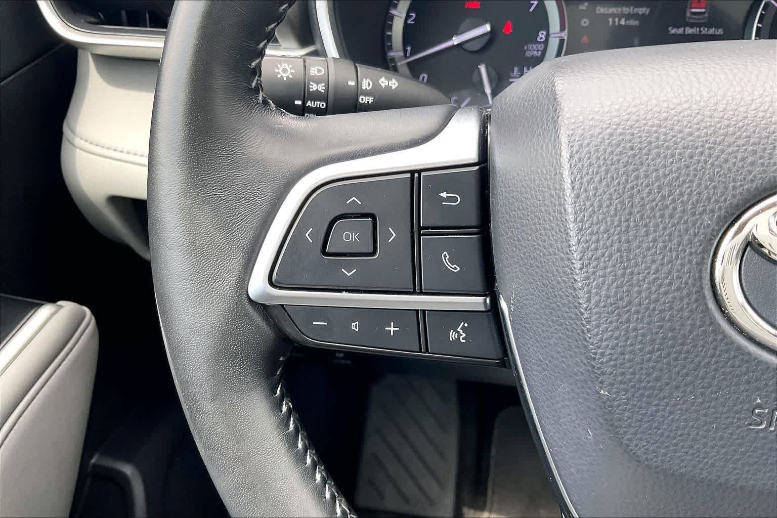 Used 2021 Toyota Highlander XLE AWD/4WD image 23