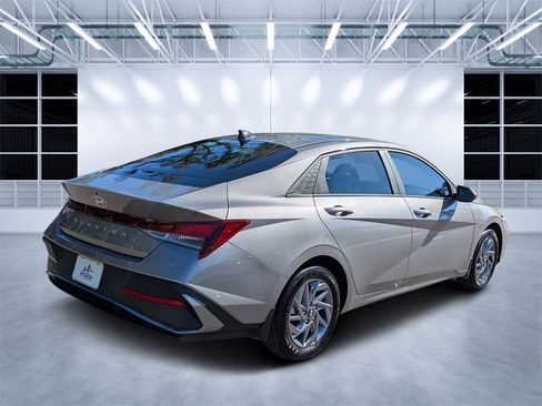 Certified 2024 Hyundai Elantra SEL image 3