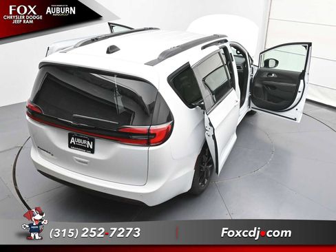 New 2026 Chrysler Pacifica Select image 36
