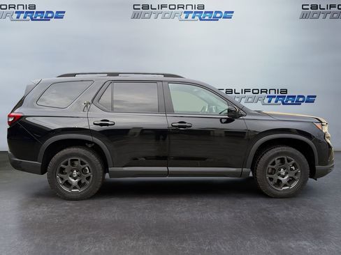 Used 2025 Honda Pilot TrailSport image 4