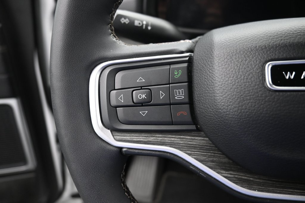 Used 2024 Jeep Wagoneer L Series II AWD/4WD image 37